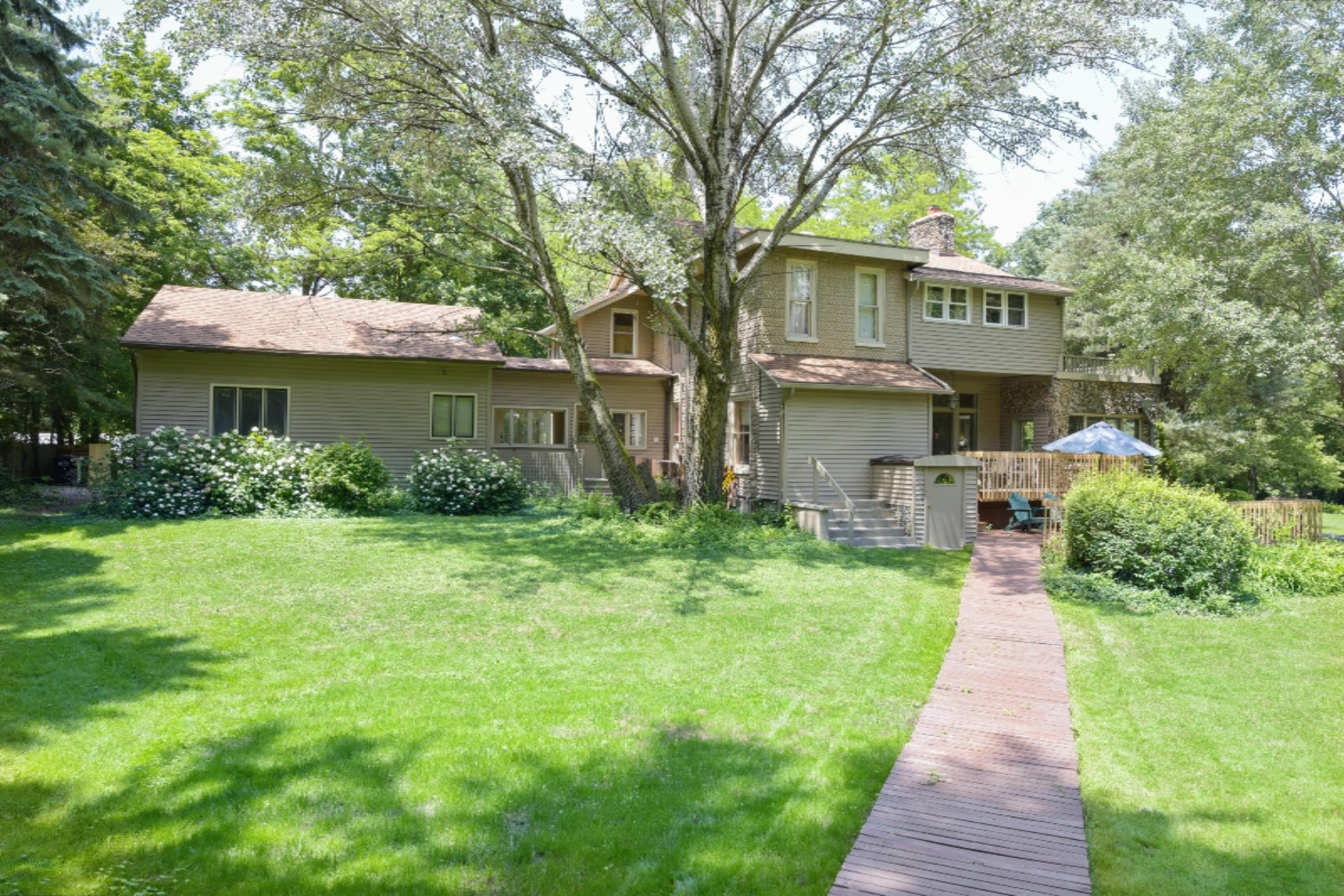 15093 Lakeshore Road Lakeside, MI 49116 - Photo 2 of 31 14_15093LakeshoreRoad_59001_RearView_HiR
