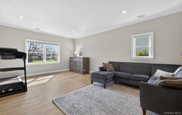 $1,395,000 | 270 Edgewood Avenue, Oakdale, NY 11769