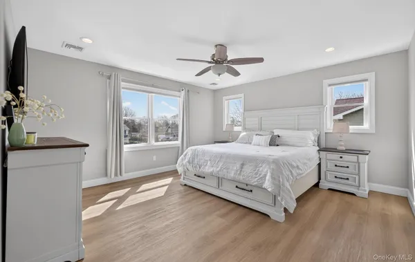 $1,395,000 | 270 Edgewood Avenue, Oakdale, NY 11769