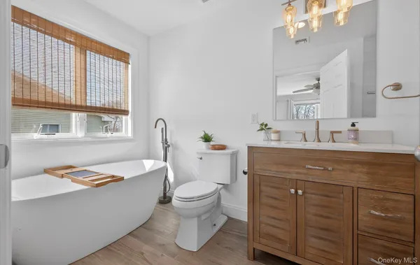 $1,395,000 | 270 Edgewood Avenue, Oakdale, NY 11769