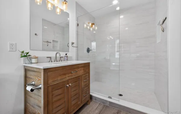 $1,395,000 | 270 Edgewood Avenue, Oakdale, NY 11769