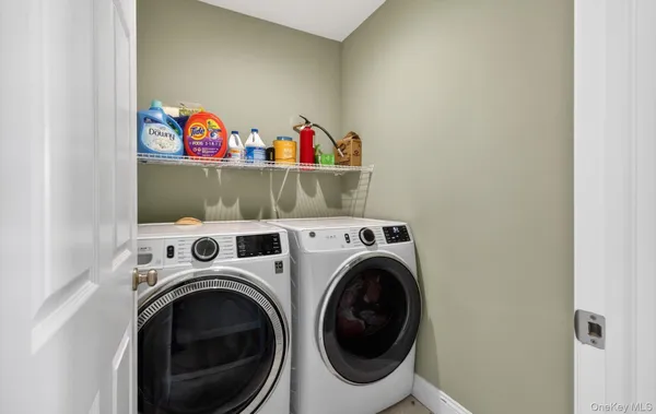 $1,395,000 | 270 Edgewood Avenue, Oakdale, NY 11769