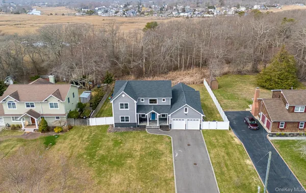 $1,395,000 | 270 Edgewood Avenue, Oakdale, NY 11769