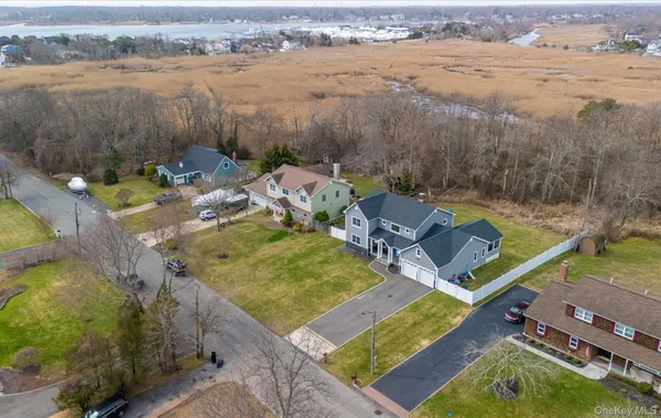 $1,395,000 | 270 Edgewood Avenue, Oakdale, NY 11769