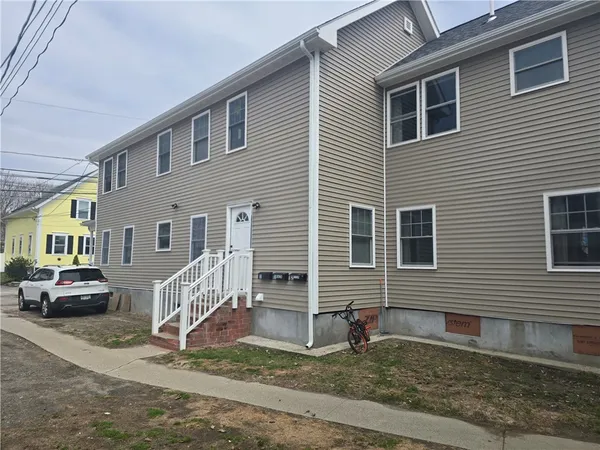 $2,400 | 16 Catherine Street, Unit 2, Bristol, RI 02809