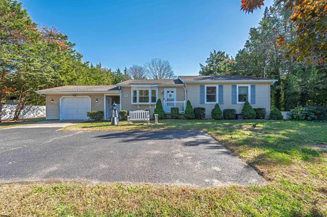 a view of a yard in front of house
