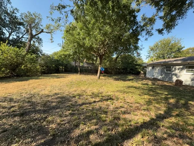 a view of yard with trees