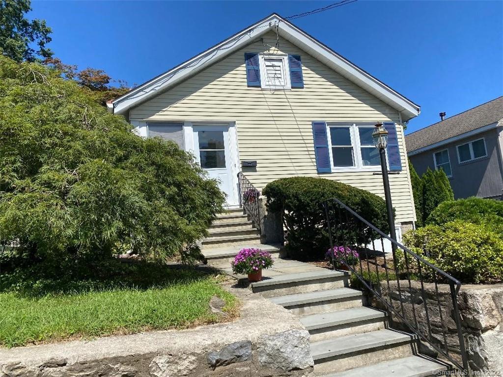 a view of a house with yard and plants