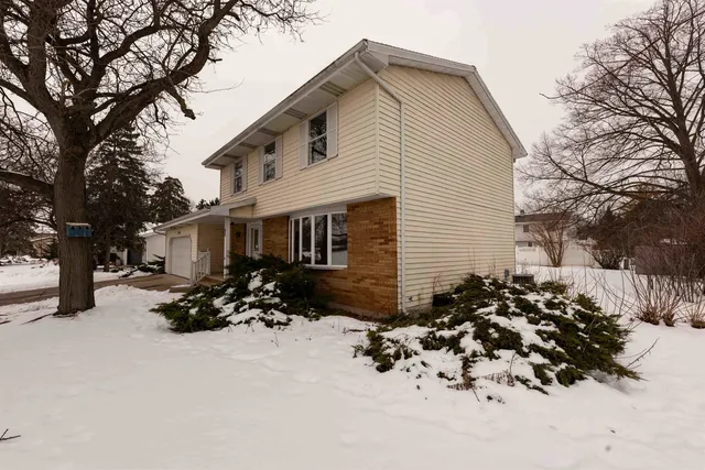 $370,000 | 760 Kensington Road, Neenah, WI 54956