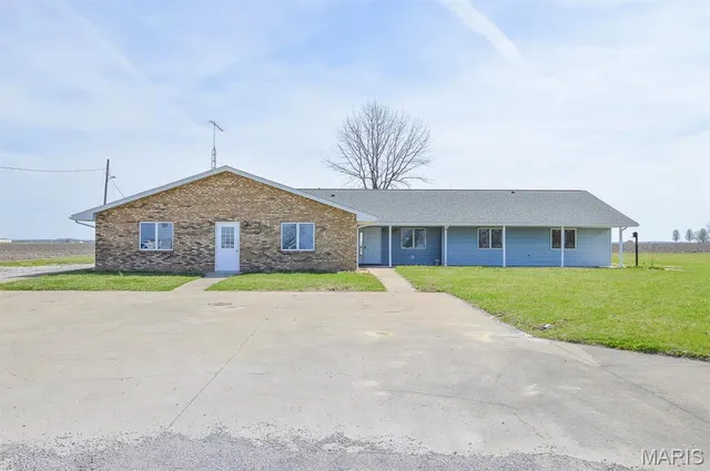 $185,000 | 620 North Main Street, Hoyleton, IL 62803