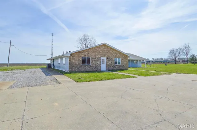 $185,000 | 620 North Main Street, Hoyleton, IL 62803