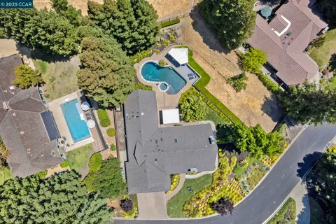 a view of a house with backyard and garden