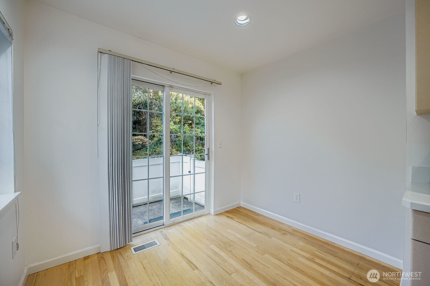 601 12th Avenue Northwest, Unit C1 Issaquah, WA 98027 - Photo 13 of 28 a view of empty room with wooden floor and fan