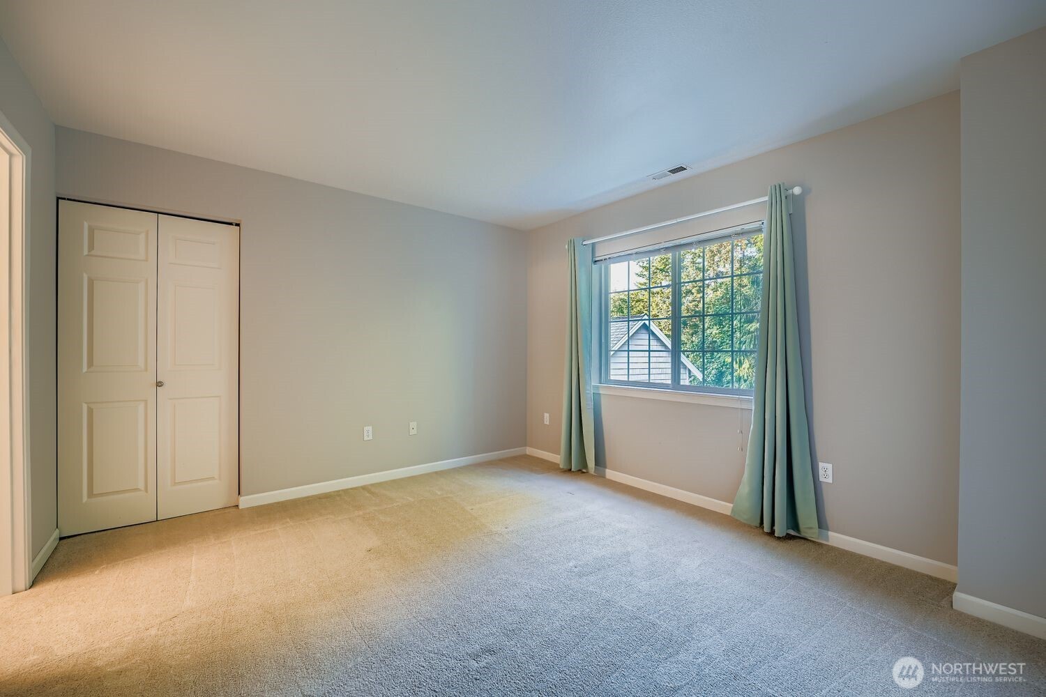 601 12th Avenue Northwest, Unit C1 Issaquah, WA 98027 - Photo 20 of 28 a view of an empty room with a window