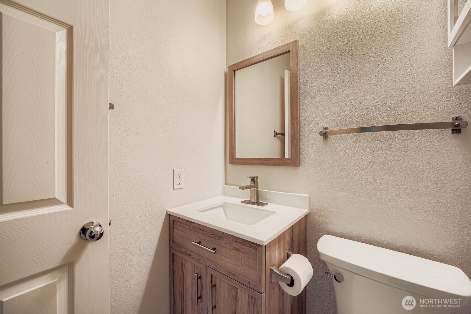 601 12th Avenue Northwest, Unit C1 Issaquah, WA 98027 - Photo 22 of 28 a bathroom with a toilet sink and mirror
