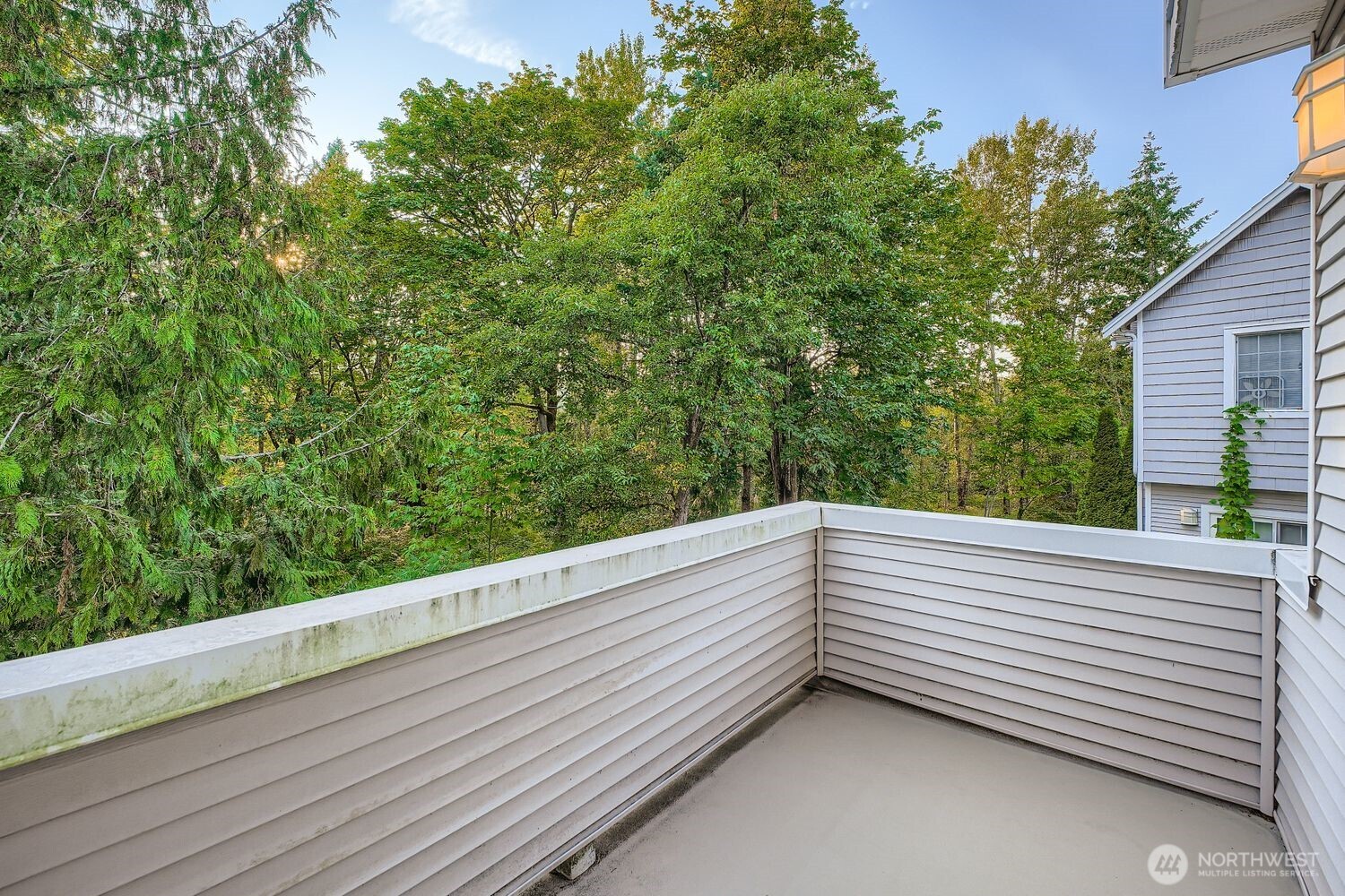 601 12th Avenue Northwest, Unit C1 Issaquah, WA 98027 - Photo 26 of 28 a view of a bench in a balcony