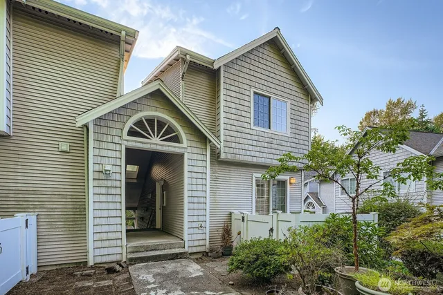 $2,950 | 601 12th Avenue Northwest, Unit C1, Issaquah, WA 98027