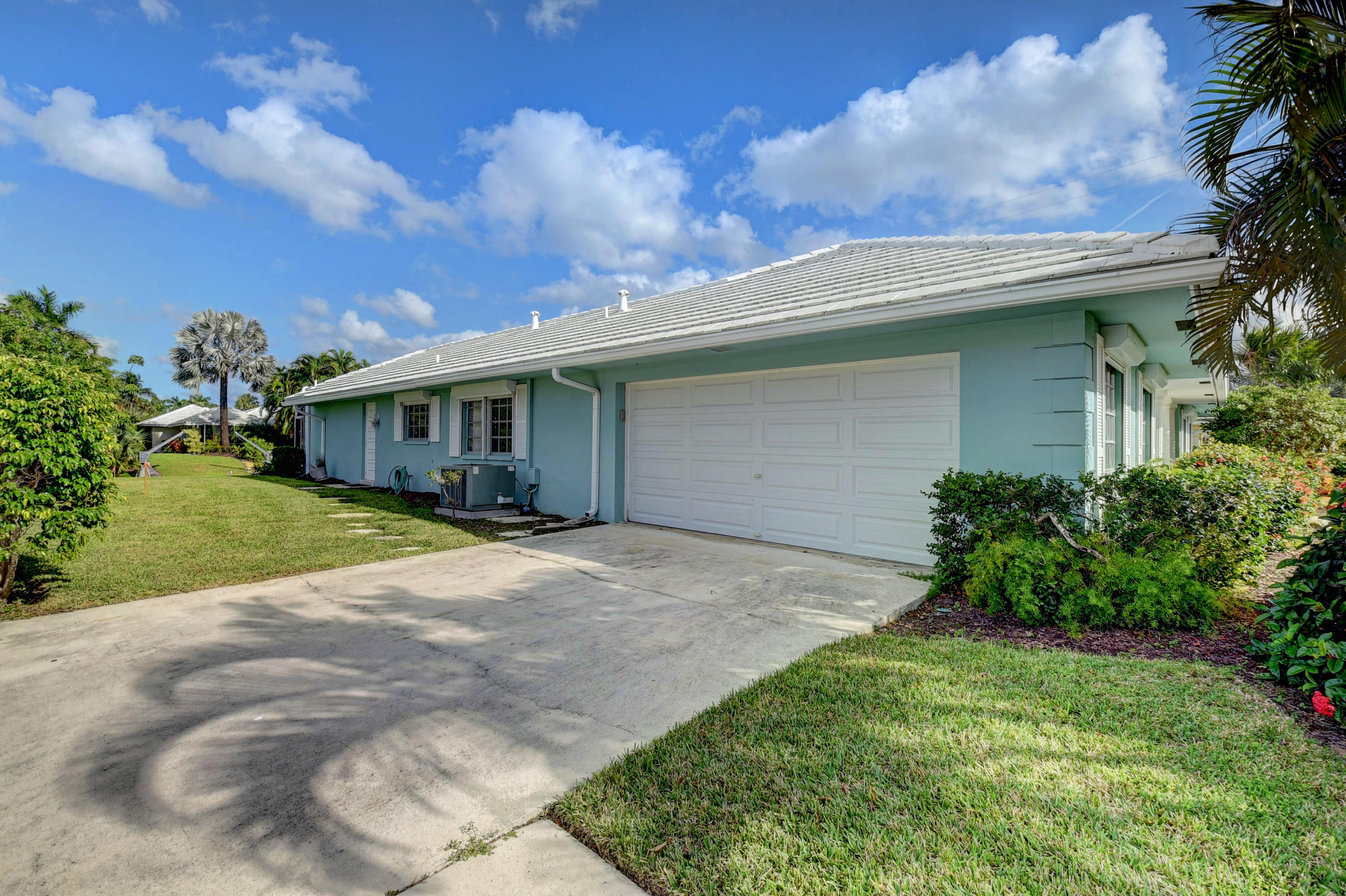 1120 Mulberry Way Boca Raton, FL 33486 - Photo 2 of 40 Side Garage