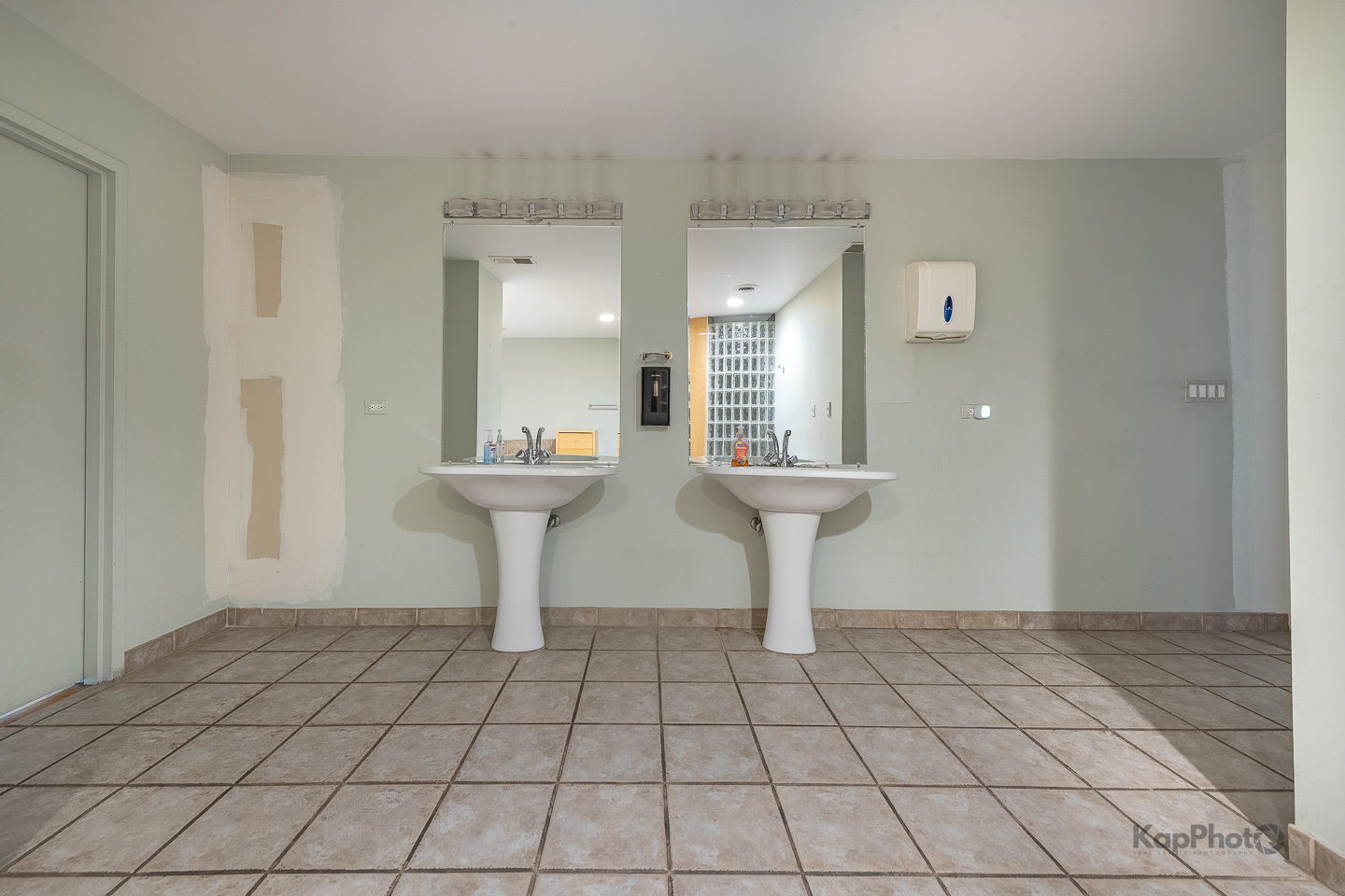 913 West Van Buren Street, Unit 1A Chicago, IL 60607 - Photo 27 of 45 a view of empty room with a sink and a mirror