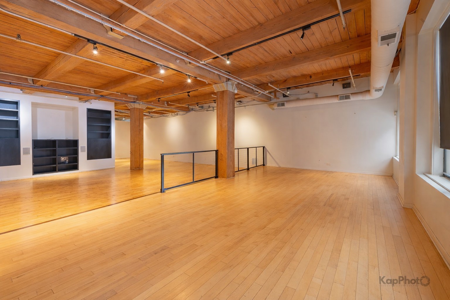 913 West Van Buren Street, Unit 1A Chicago, IL 60607 - Photo 10 of 45 a view of a indoor basketball court
