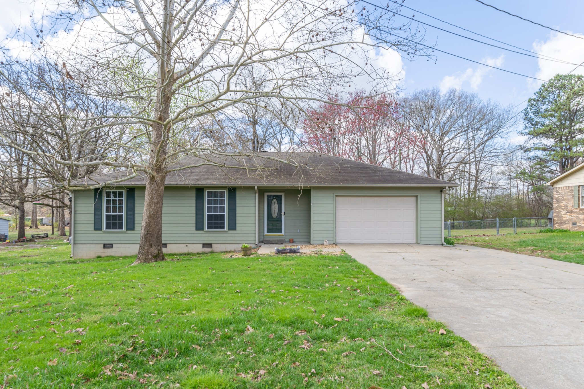 16 Town Road Fayetteville, TN 37334 - Photo 1 of 19 a front view of house with yard and green space
