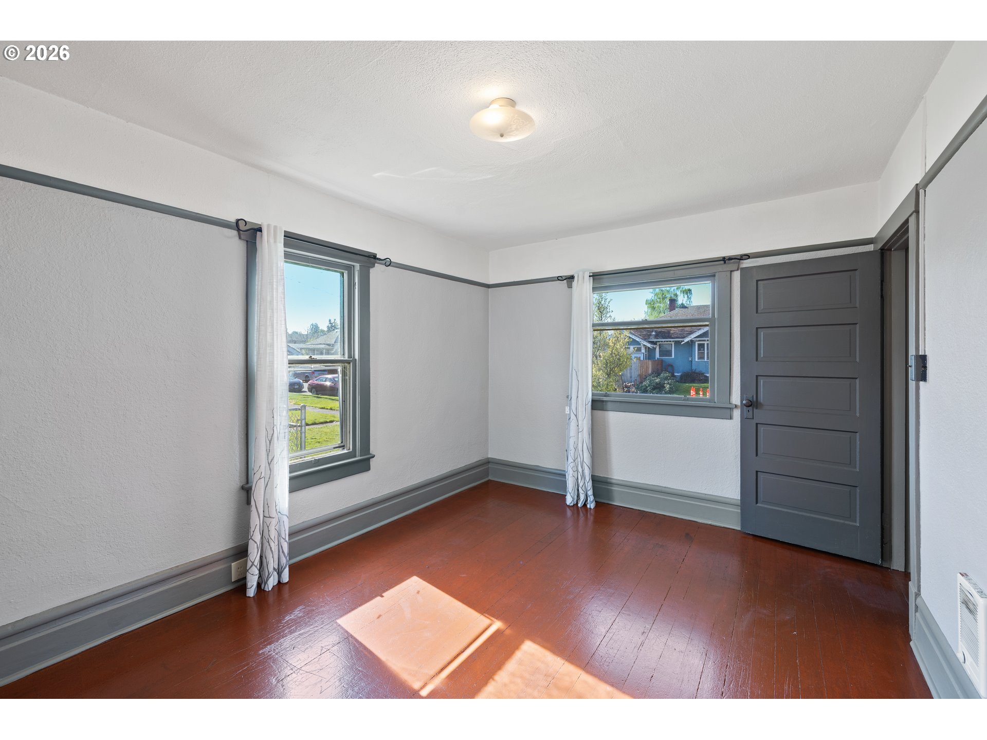 1115 Shipping Street Northeast Salem, OR 97301 - Photo 21 of 24 an empty room with windows