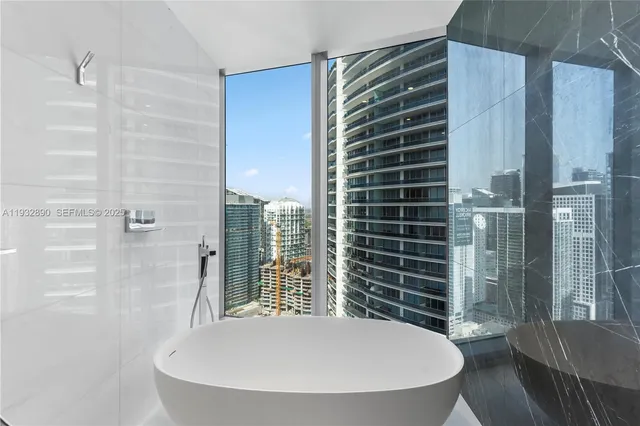 $20,000 | 300 Biscayne Blvd Way, Unit 4007W, Miami, FL 33131