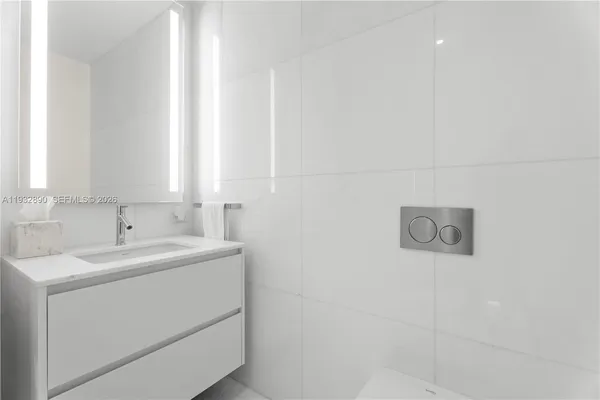 $19,000 | 300 Biscayne Blvd Way, Unit 4007W, Miami, FL 33131