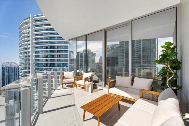 $20,000 | 300 Biscayne Blvd Way, Unit 4007W, Miami, FL 33131