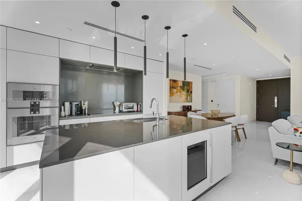 $19,000 | 300 Biscayne Blvd Way, Unit 4007W, Miami, FL 33131