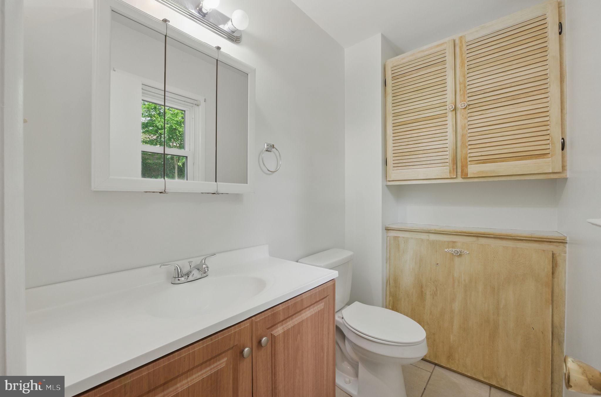 13626 Kingsman Road Woodbridge, VA 22193 - Photo 18 of 39 Upper Level Primary 1/2 bath