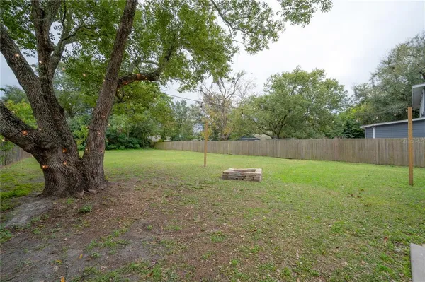 a view of a backyard