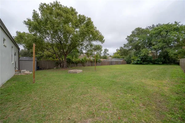 a view of a backyard