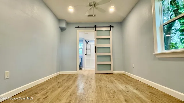 a view of empty room with a ceiling fan