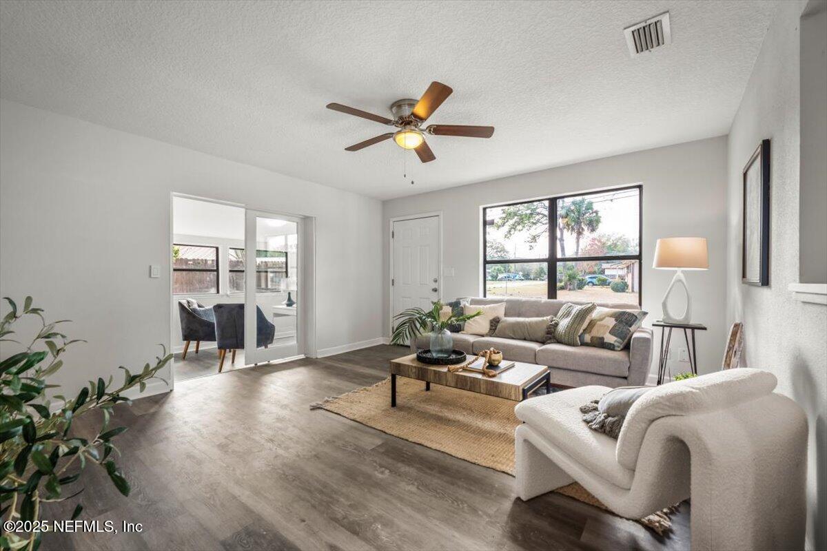 2905 Sandhurst Road East Jacksonville, FL 32277 - Photo 8 of 28 Living Room