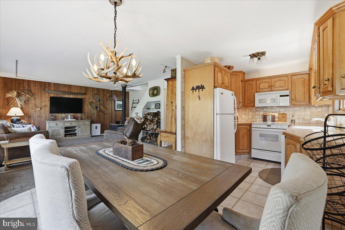25 Fall Place Union Dale, PA 18470 - Photo 18 of 99 Charming rustic kitchen and dining area.