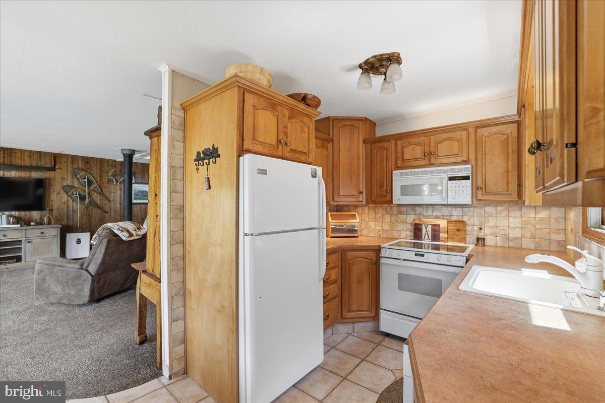 25 Fall Place Union Dale, PA 18470 - Photo 25 of 99 Cozy kitchen with warm wood tones.