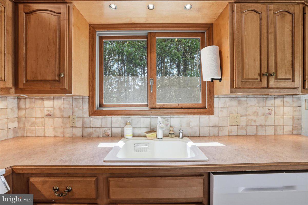 25 Fall Place Union Dale, PA 18470 - Photo 28 of 99 Bright kitchen with scenic views.
