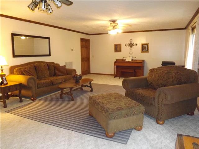 173 Urban Farms Road Manchester, TN 37355 - Photo 10 of 20 a living room with furniture and a mirror