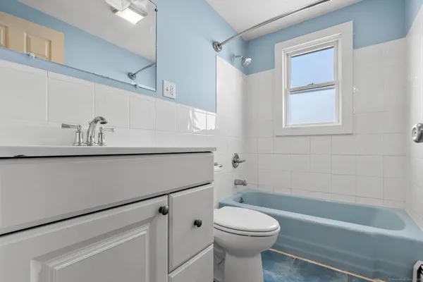 $3,250 | 8 Kings Road, Simsbury, CT 06089