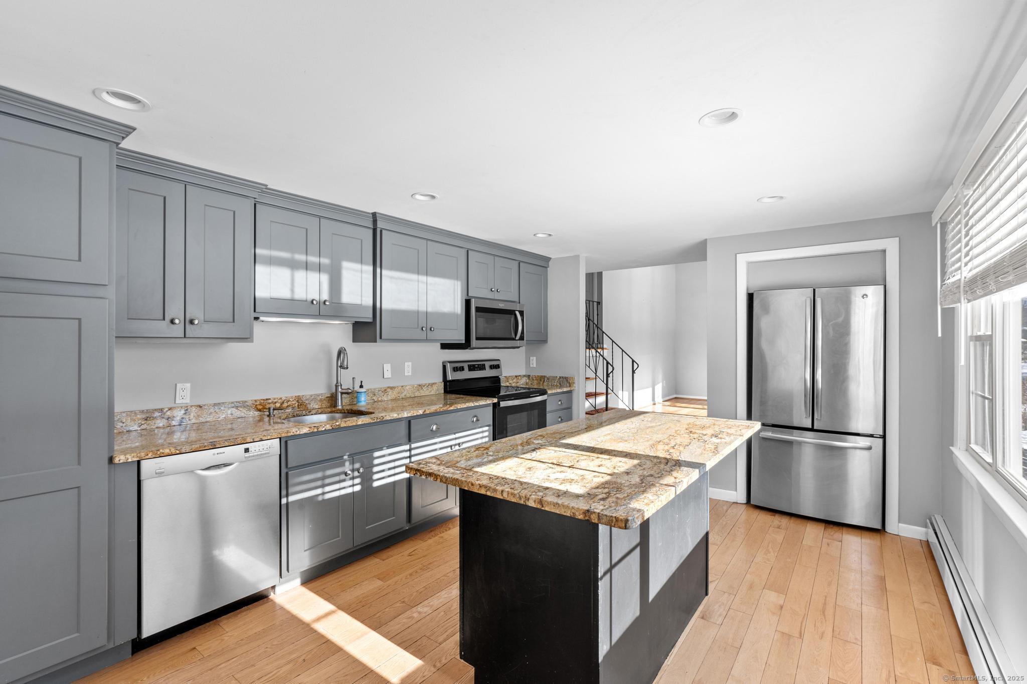 8 Kings Road Simsbury, CT 06089 - Photo 4 of 20