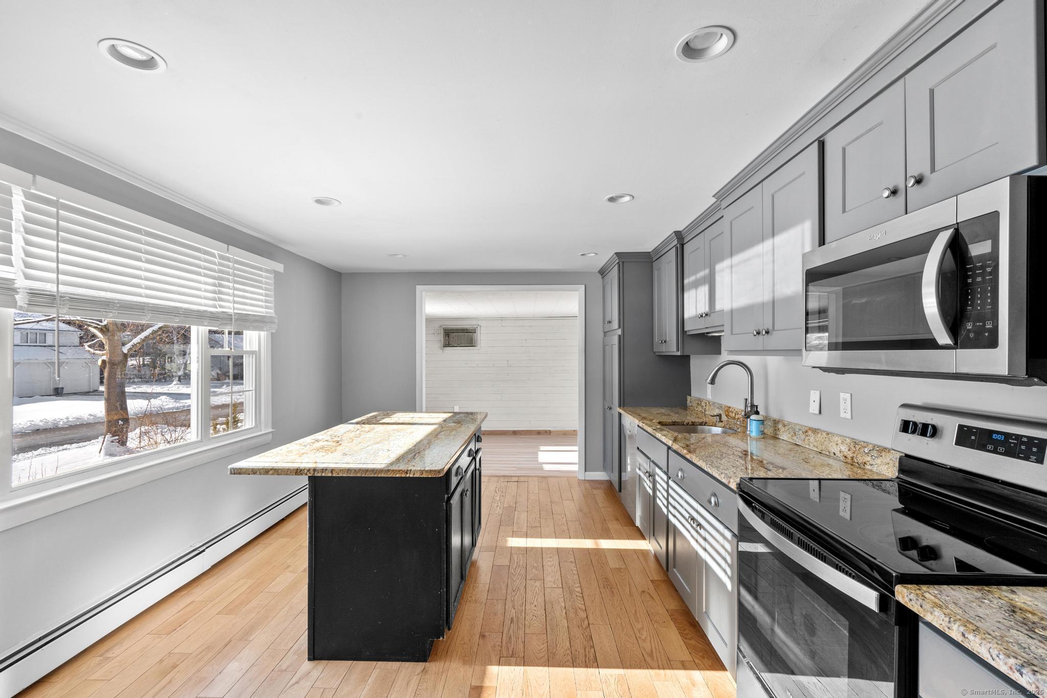 8 Kings Road Simsbury, CT 06089 - Photo 5 of 20