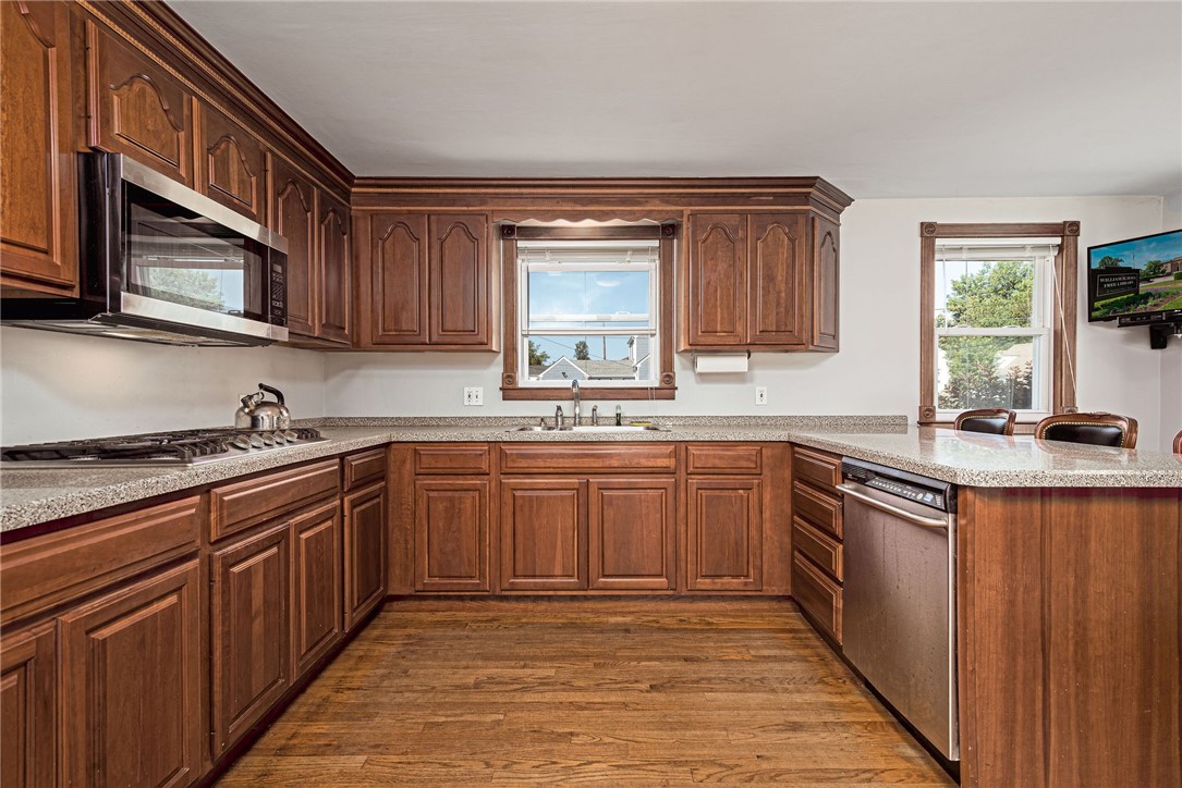 8 Somerset Road Cranston, RI 02910 - Photo 10 of 35 Gallery Image 10