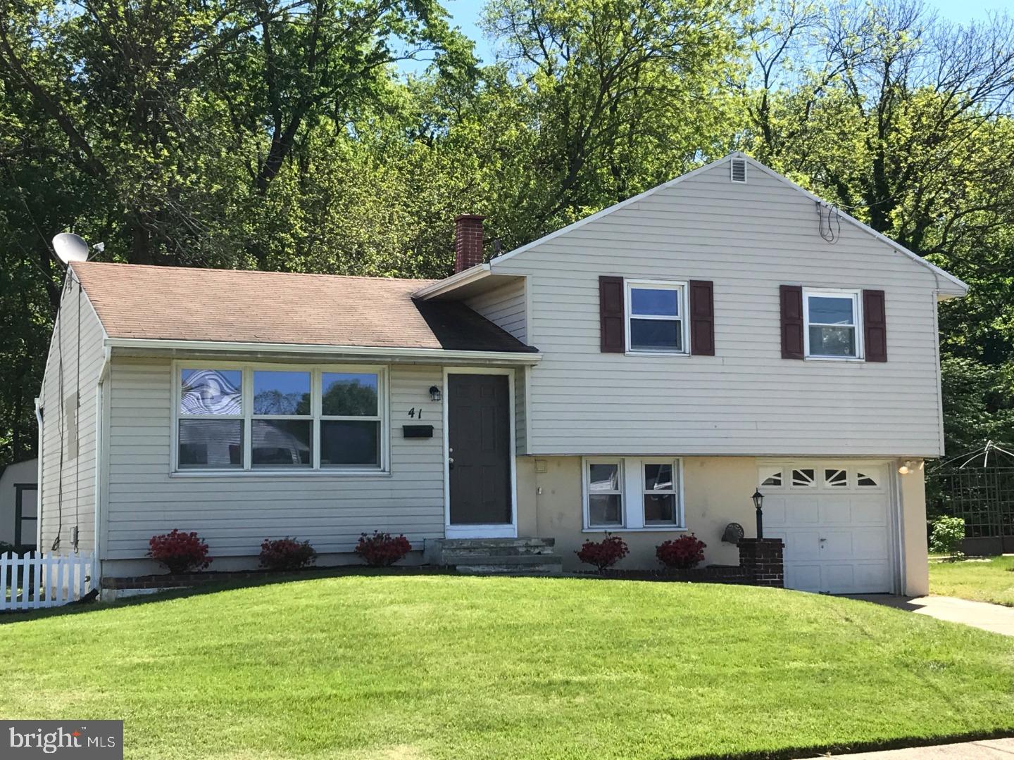 41 Linden Road Burlington, NJ 08016 - Photo 2 of 17