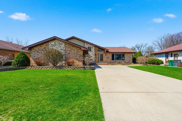 $549,999 | 670 Kruk Street, Lemont, IL 60439