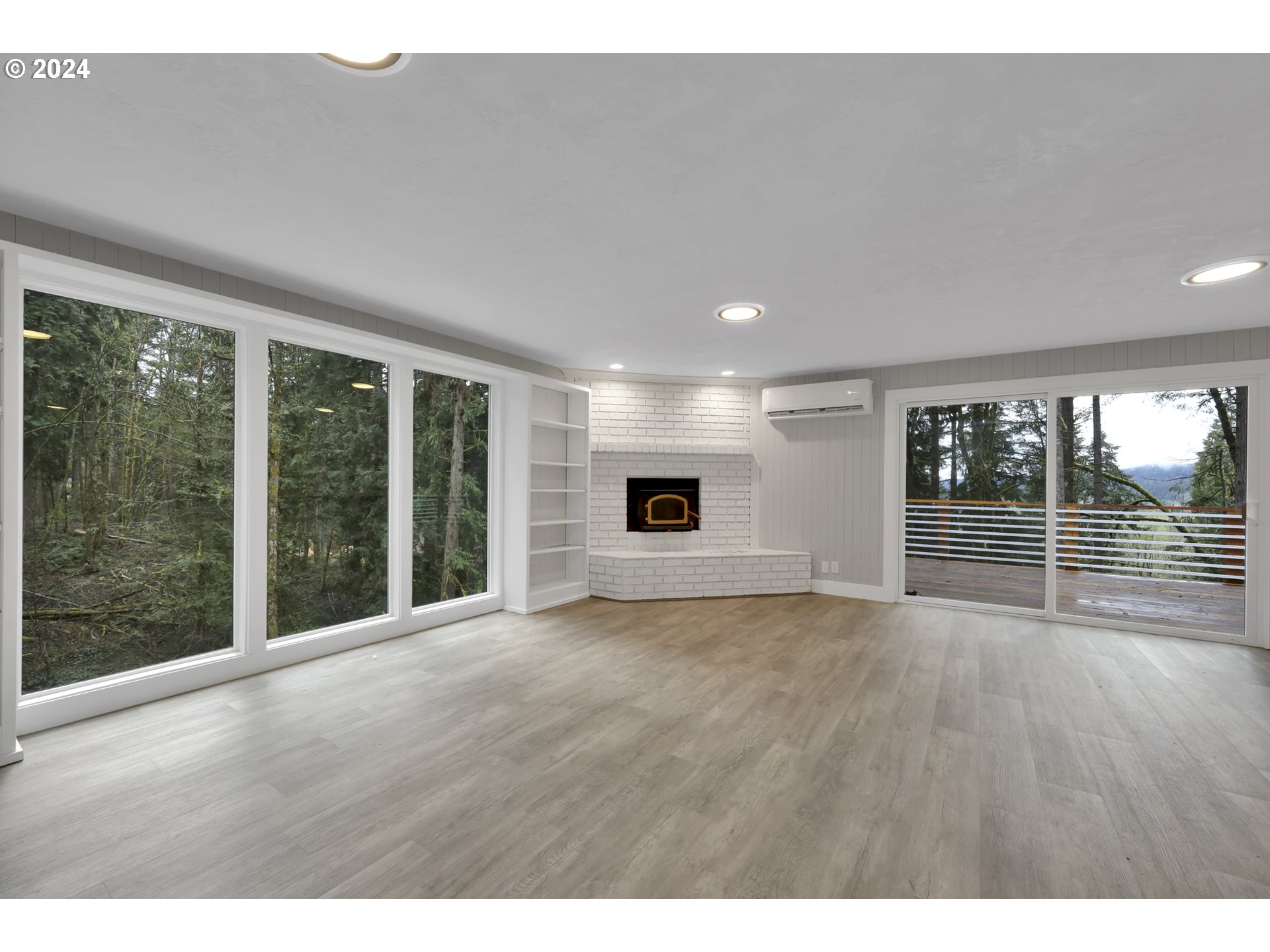 88164 Chita Loop Springfield, OR 97478 - Photo 11 of 48 a view of an empty room with wooden floor and a window