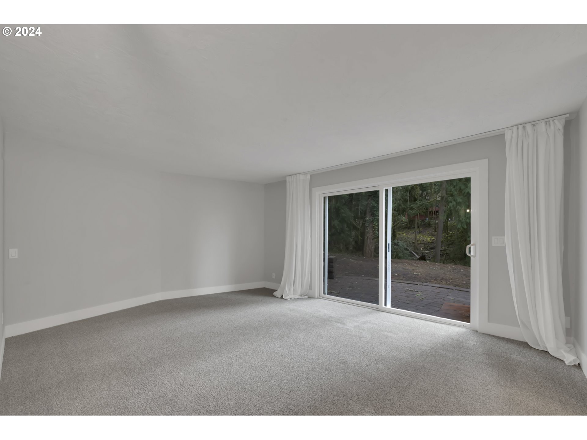 88164 Chita Loop Springfield, OR 97478 - Photo 33 of 48 a view of an empty room with wooden floor and windows