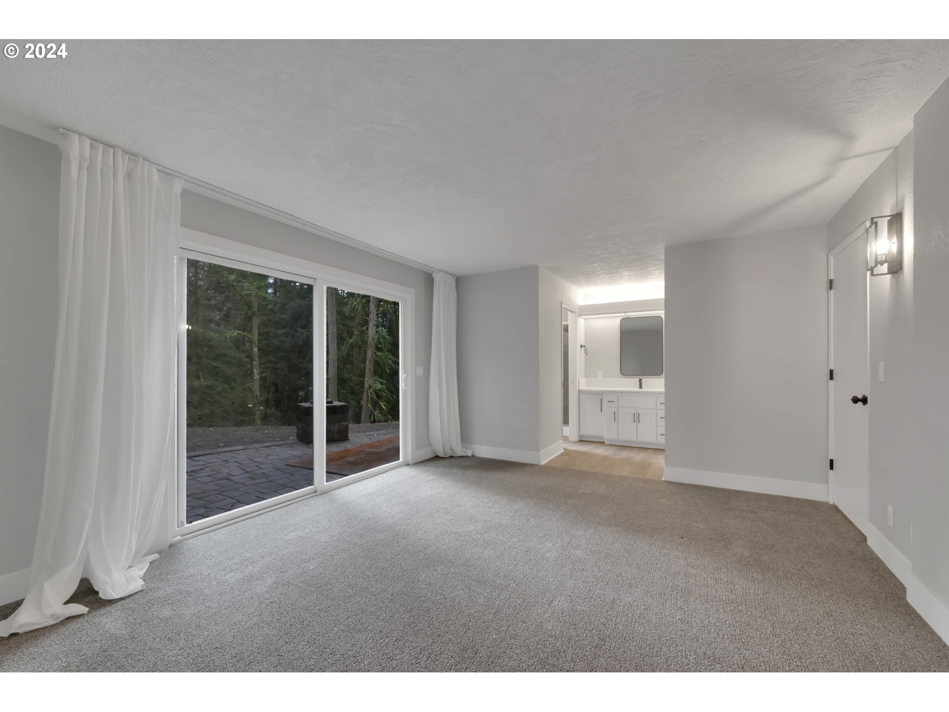 88164 Chita Loop Springfield, OR 97478 - Photo 35 of 48 a view of an empty room with window