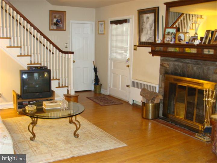 921 Vernon Road Philadelphia, PA 19150 - Photo 5 of 25 Living Room