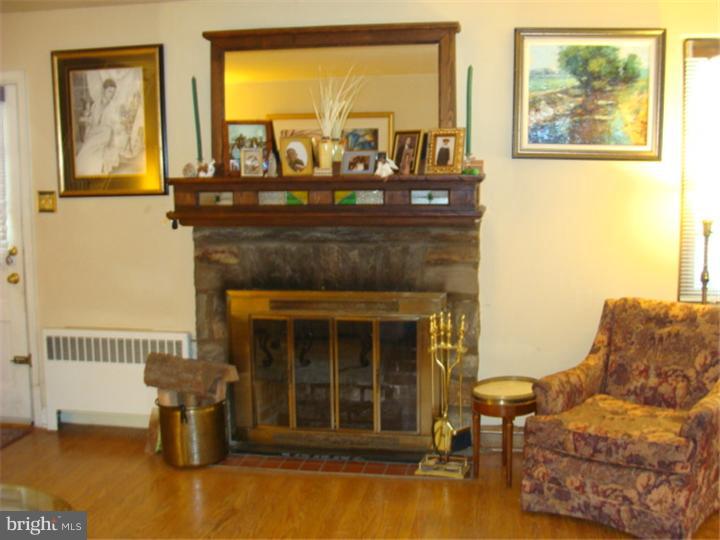 921 Vernon Road Philadelphia, PA 19150 - Photo 6 of 25 Living Room